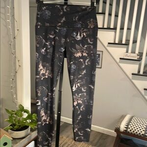 ⭐️ 5 items for $15 ⭐️ RBX Black and White Floral Leggings